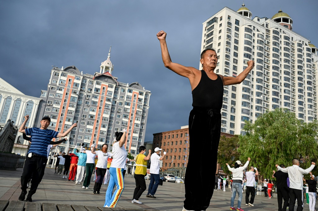 مؤسس "رقصة جياموسي الفَرِحة" يو جيشينغ (في الصف الأةل) يدير إحدى الحصص قي جياموسي بشمال الصين في 5 تموز/يوليو 2023 (ا ف ب)