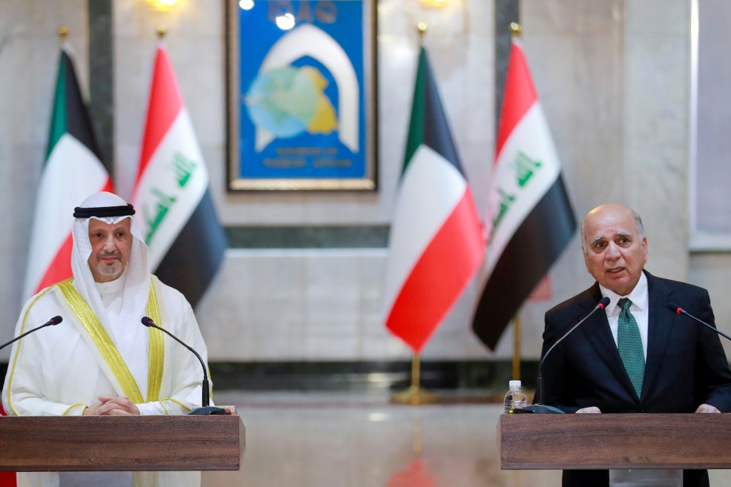 وزير الخارجية العراقي فؤاد حسين (يمين) ونظيره الكويتي الشيخ سالم عبد الله الجابر الصباح خلال مؤتمر صحافي مشترك في بغداد في 30 تموز/يوليو 2023 (ا ف ب)