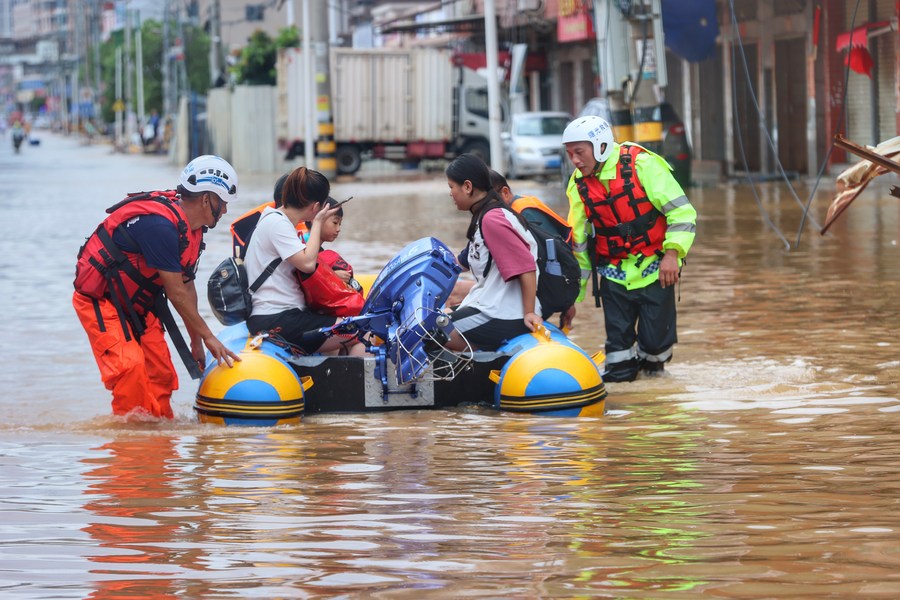  في الصورة الملتقطة يوم 29 يوليو 2023، أعضاء فريق إنقاذ مدني ينقلون أشخاصا تقطعت بهم السبل بسبب الفيضانات، عبر قارب مطاطي بمدينة تشيوانتشو في مقاطعة فوجيان بشرقي الصين (شينخوا)