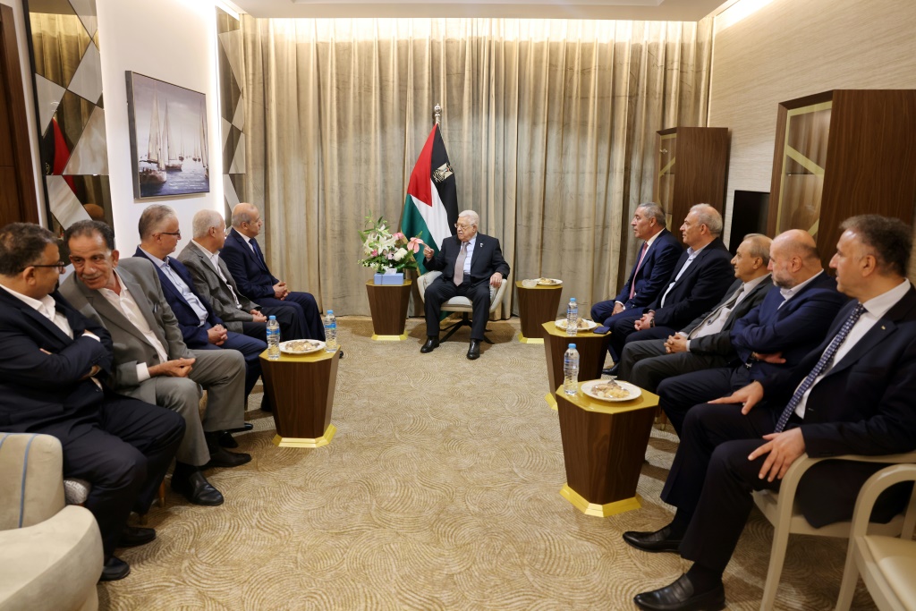  &nbsp;  الرئيس الفلسطيني محمود عباس مجتمعا بوفد من الجبهة الشعبية لتحرير فلسطين قبل محادثات للفصائل الفلسطينية في مدينة العلمين المصرية في 30 تموز/يوليو 2023 (أ ف ب)  &nbsp;