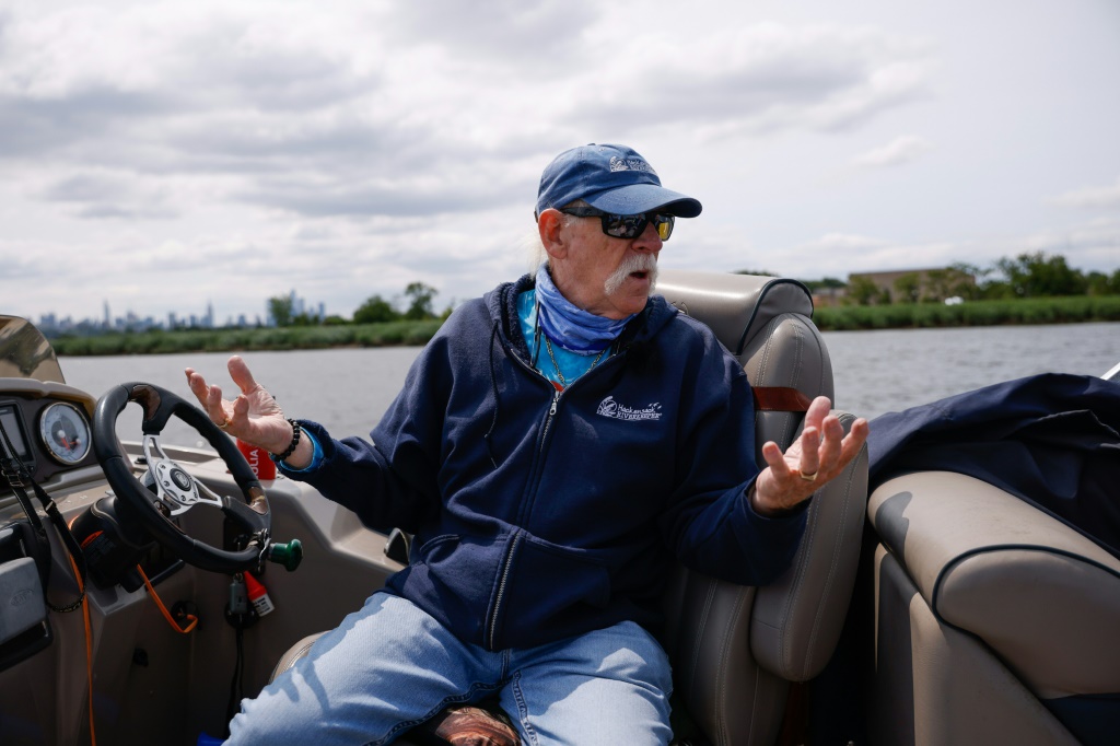 بيل شيهان على متن قاربه في نهر هاكنساك قرب نيويورك في 15 حزيران/يونيو 2023 (ا ف ب)