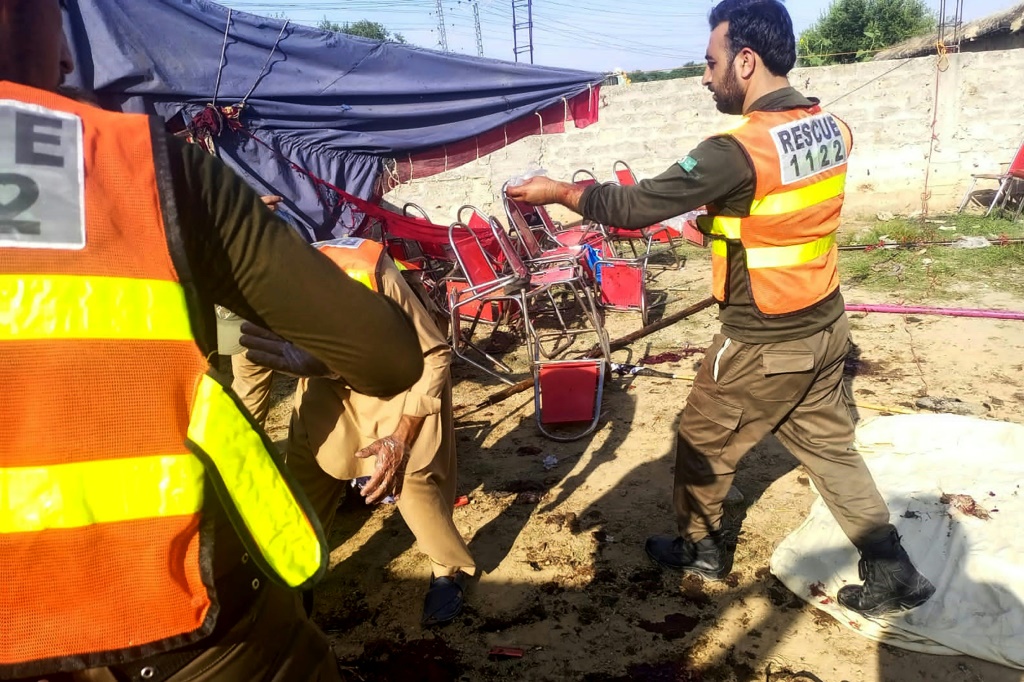 صورة نشرتها خدمة الإنقاذ الباكستانية 1122، تظهر عناصر إنقاذ في موقع تفجير عبوة في باجور بولاية خيبر بختونخوا في 30 تموز/يوليو 2023 (ا ف ب)