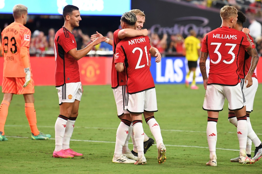 جناح مانشستر يونايتد البرازيلي انتوني (رقم 21) محتفلا مع زملائيه بتسجيله هدفا في مرمى بوروسيا دورتموند الالماني في مباراة ودية. 31 تموز/يوليو 2023 (ا ف ب)