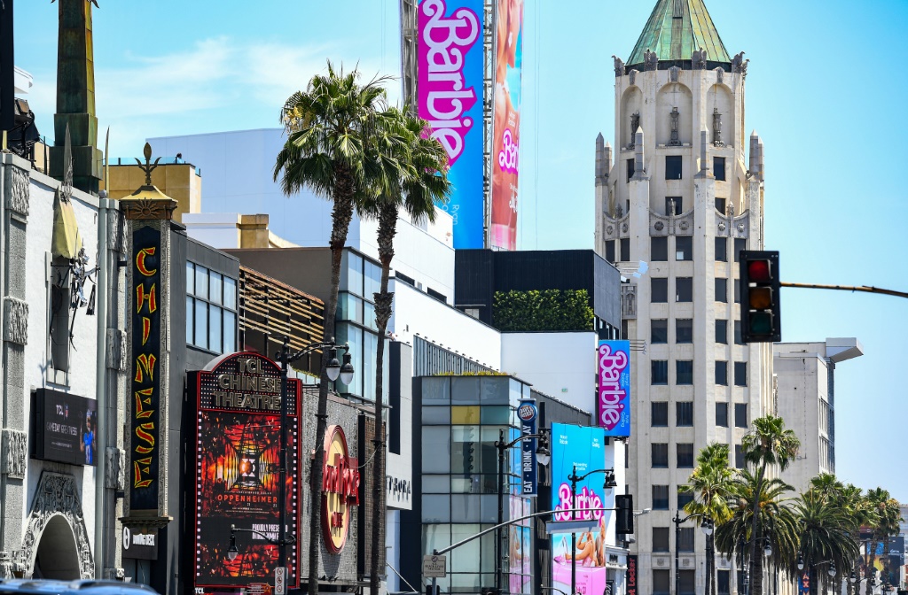إعلانات لفلمي "أوبنهايمر" و"باربي" في هوليوود بولاية كاليفورنيا الأميركية في 21 تموز/يوليو 2023 (ا ف ب)