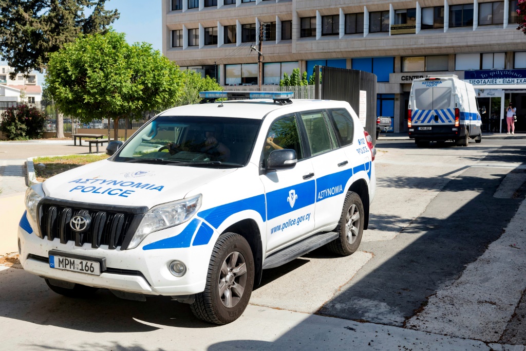 عامل المنجم البريطاني المتقاعد ديفيد هانتر داخل مركبة للشرطة في بافوس بتاريخ 27 تموز/يوليو 2023 (ا ف ب)