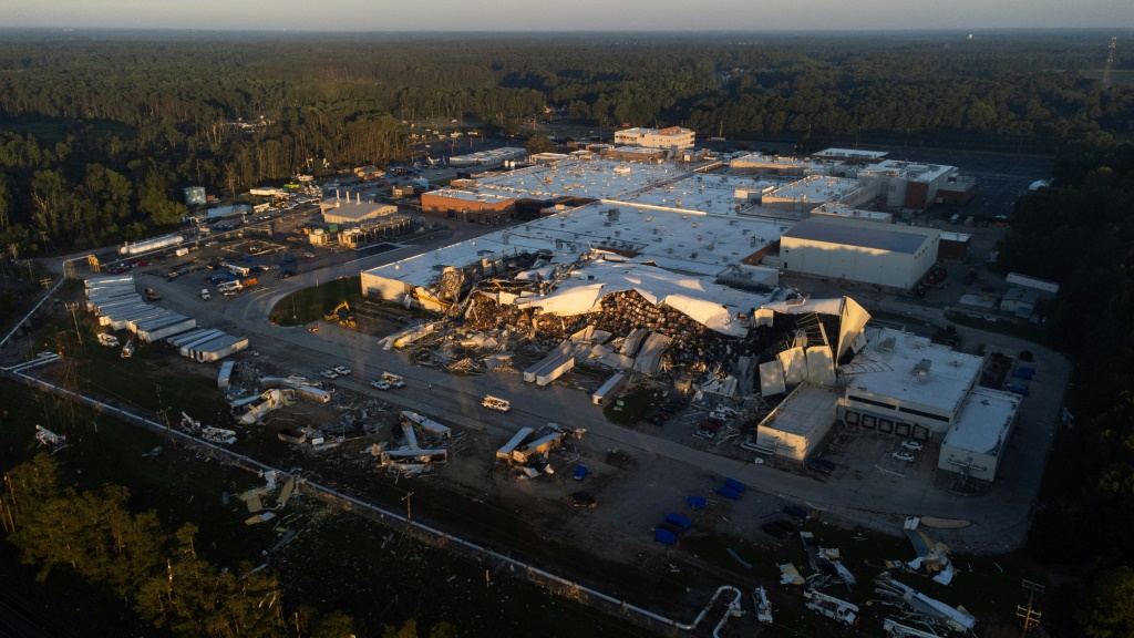 أشارت شركة Pfizer إلى الأضرار التي لحقت بمصنعها في نورث كارولينا كعامل في انخفاض توقعات الإيرادات لعام 2023 (ا ف ب)   