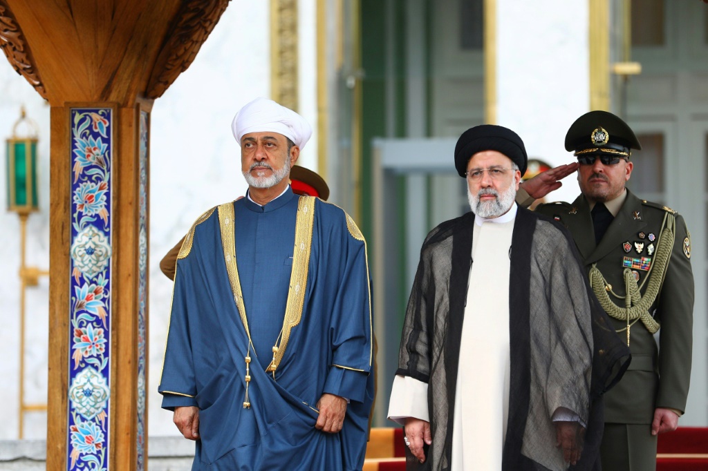 صورة تجمع الرئيس الإيراني إبراهيم رئيسي وسلطان عمان هيثم بن طارق (ا ف ب)