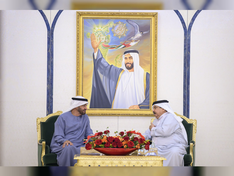 صورة تجمع رئيس الإمارات الشيخ محمد بن زايد آل نهيان مع ملك البحرين الشيخ حمد بن عيسى آل خليفة (وام)