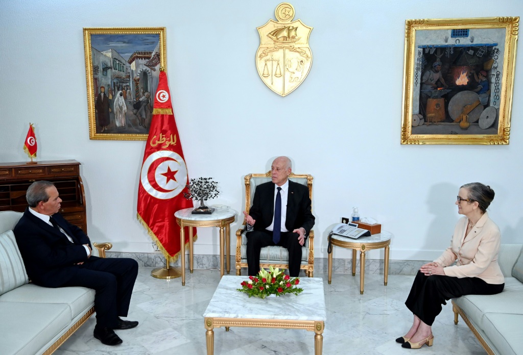     الرئيس التونسي قيس سعيد (وسط) يلتقي برئيسة الوزراء المنتهية ولايته نجلاء بودن (يمين) ورئيس الوزراء القادم أحمد الحشاني (أ ف ب)   