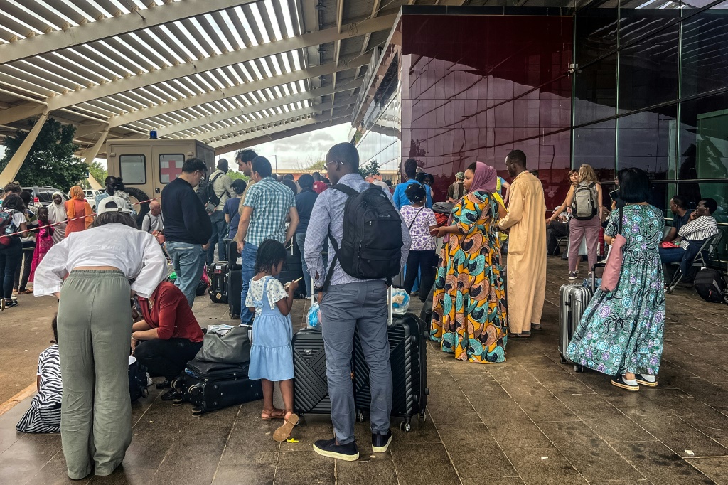 رعايا أجانب ينتظرون رحلات إجلاء خارج مطار نيامي في الثاني من آب/أغسطس 2023 (ا ف ب)