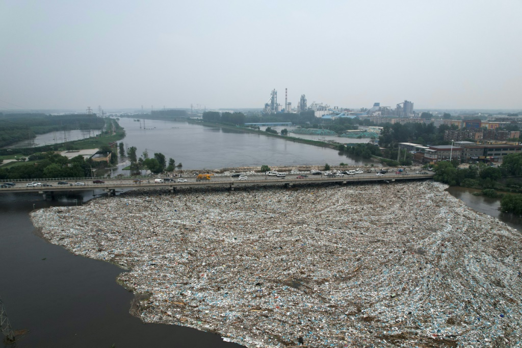 أكوام من النفايات في منطقة غمرتها الفيضانات بين بكين وخوباي في الثاني من آب/أغسطس 2023 (ا ف ب)