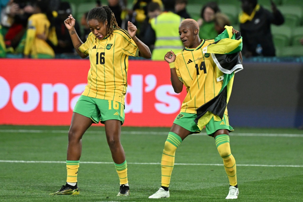 احتفال اللاعبتين الجامايكيتين بايج بايلي-غايل (يسار) ودينيشا بلاكوودتوت (يمين) بتأهل فريقهما إلى دور الـ16 من كأس العالم ، في نهاية المباراة ضد البرازيل (0-0)، في 2 آب/أغسطس 2023 في ملبورن الاسترالية (ا ف ب)