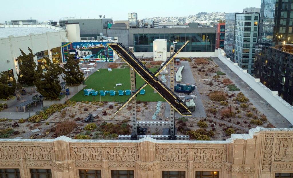 شعار اكس على سطح مقر الشركة في وسط سان فرانسيسكو (ا ف ب)