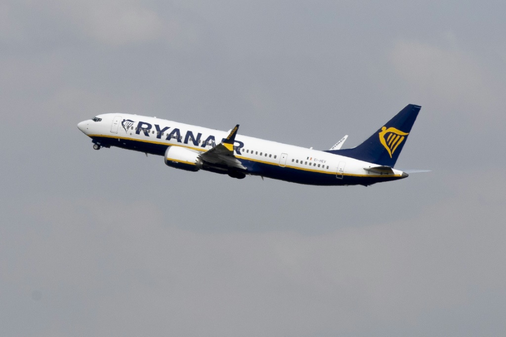 طائرة تابعة لشركة "راين إير" بعد إقلاعها من مطار بروكسل في 24 أيار/مايو 2023 (ا ف ب)