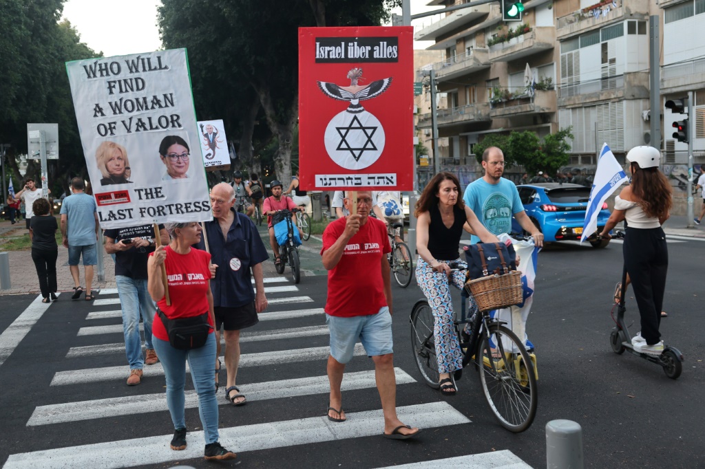 مشاركون في تظاهرة في تل أبيب احتجاجا على خطة التعديلات القضائية في الثاني من آب/أغسطس 2023 (ا ف ب)