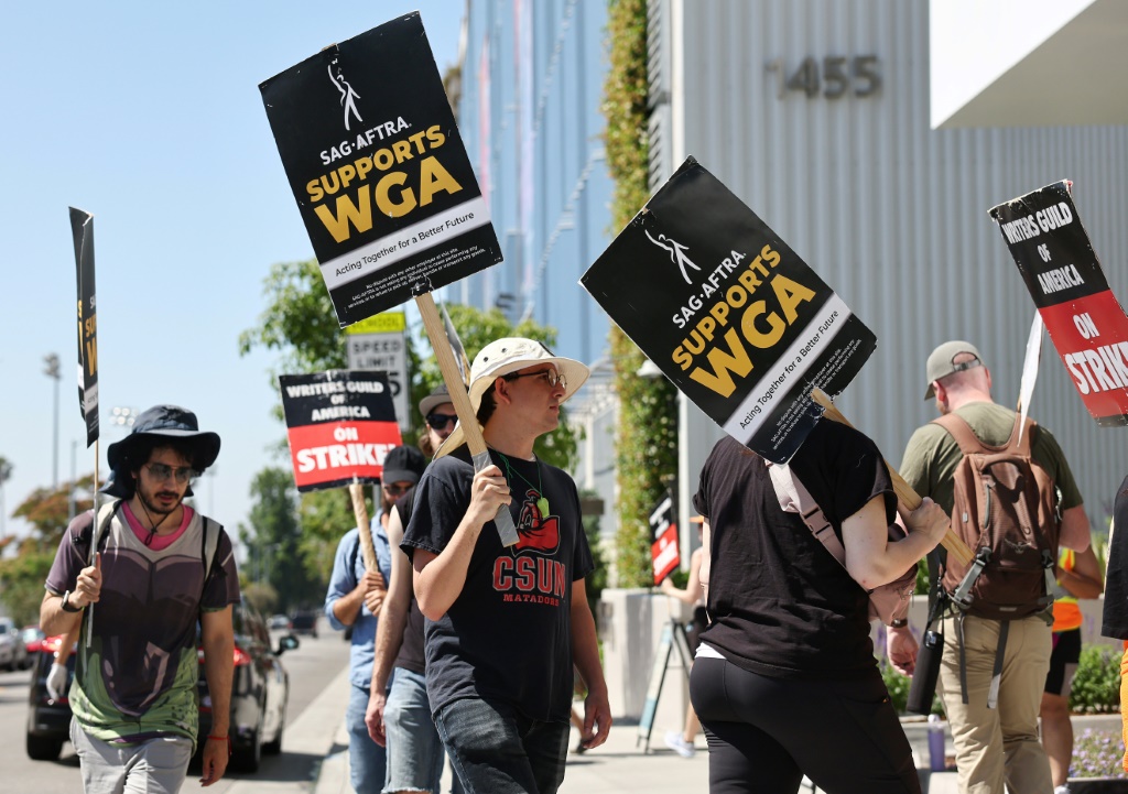 أعضاء من نقابة الممثلين الأميركيين يشاركون في الاحتجاجات في لوس انجليس بتاريخ 11 تموز/يوليو 2023 (ا ف ب)