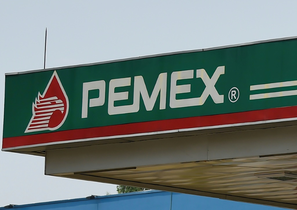 شعار شركة النفط الوطنية المكسيكية بيميكس على محطة وقود في مكسيكو في 20 نيسان/أبريل 2020 (ا ف ب)