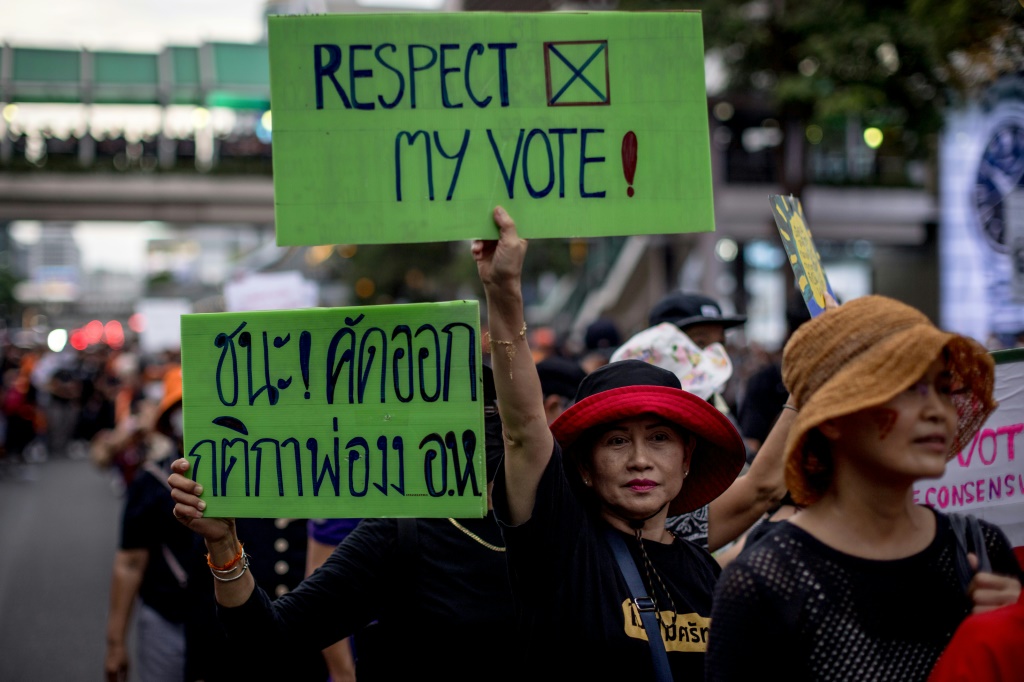 لا يُظهر الجمود السياسي في تايلاند أي بوادر على الانتهاء في أي وقت قريب ، بعد شهور من الانتخابات الوطنية مع رئيس وزراء جديد لا يزال من غير الممكن رؤيته في أي مكان. (ا ف ب)   