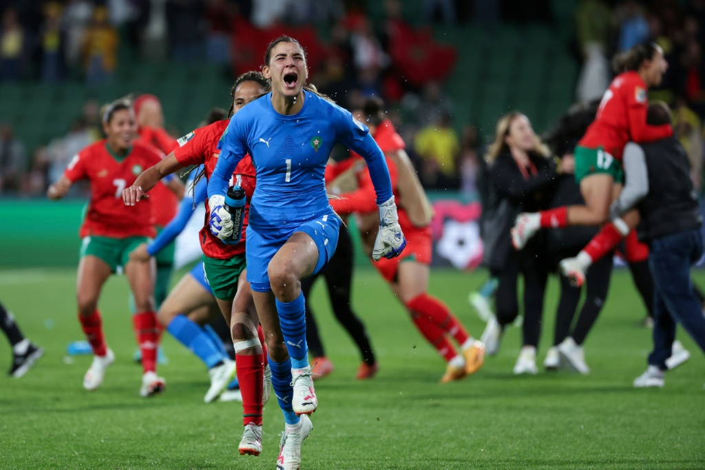 حارسة مرمى منتخب المغرب خديجة الرميشي تحتفل مع زميلاتها بتأهل "لبؤات الأطلس" إلى ثمن نهائي مونديال السيدات في 3 آب/أغسطس 2023 (ا ف ب)