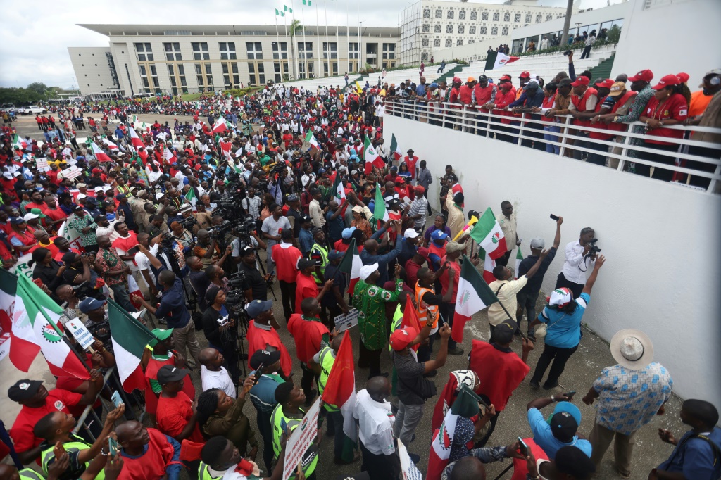 تظاهرة عمالية امام الجمعية الوطنية النيجيرية في ابوجا في 2 آب/اغسطس 2023. (ا ف ب)   