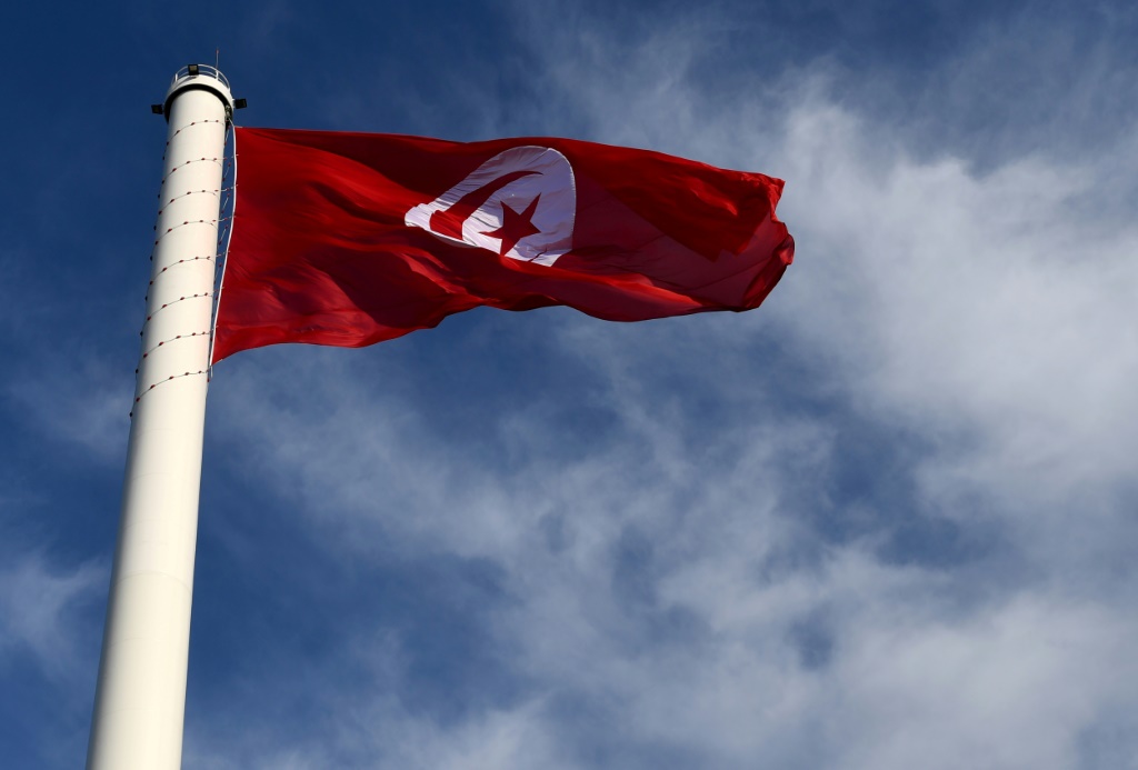 العلم التونسي يرفرف في تونس العاصمة في 20 آذار/مارس 2017 (ا ف ب)