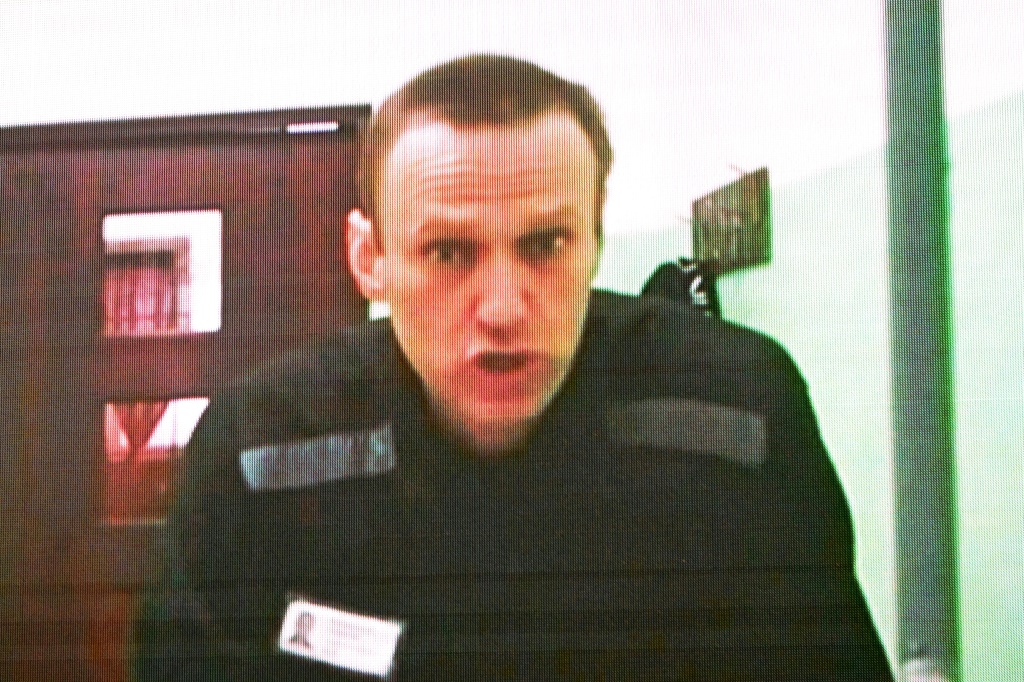 المعارض الروسي اليكسي نافالني متحدثا عبر رابط فيديو من سجنه خلال جلسات المحكمة العليا الروسية في موسكو في قضية 