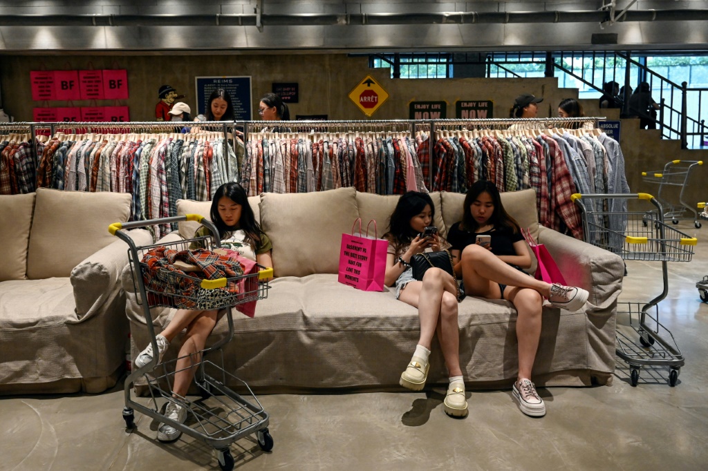 متسوقون في متجر ملابس بمركز تسوق في بكين في 20 تموز/يوليو 2023 (ا ف ب)