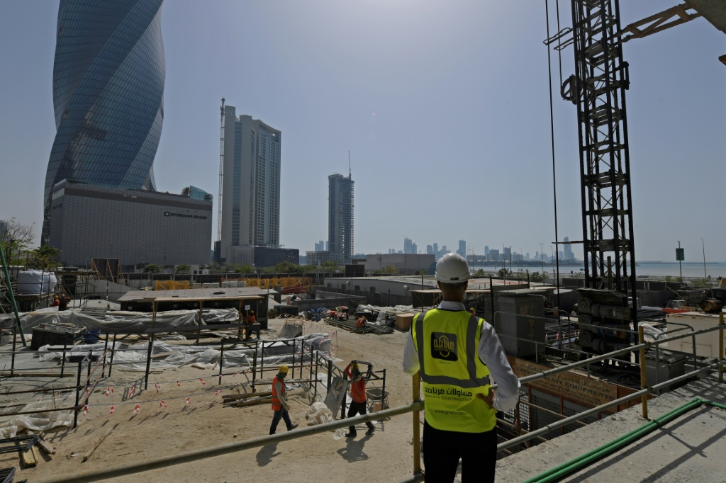 عمال في ورشة بناء برج في المنامة في 25 آذار/مارس 2023 (ا ف ب)