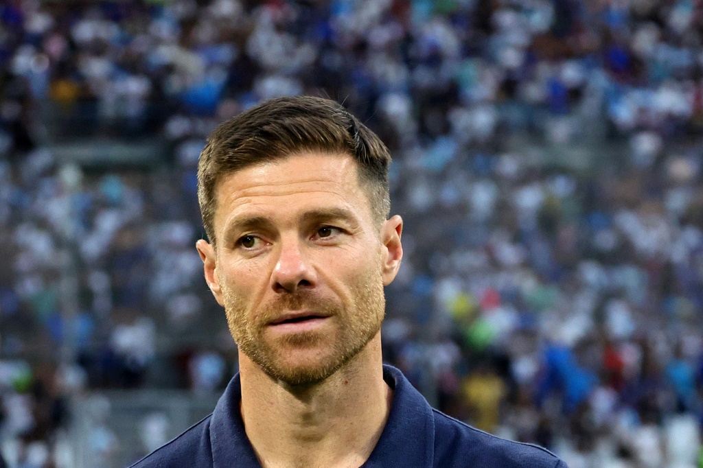 المدرب الاسباني لباير ليفركوزن الالماني تشابي الونسو خلال مباراة ودية في كرة القدم ضد مرسيليا الفرنسي. مرسيليا، جنوب فرنسا، في الثاني من آب/أغسطس 2023 (ا ف ب)