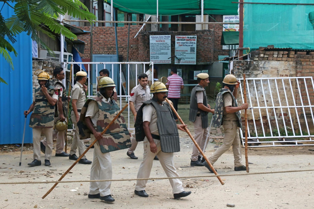 أفراد من الشرطة يحرسون مدخل مسجد بعد اشتباكات طائفية عنيفة بالقرب من نيودلهي في 1 آب/أغسطس 2023 (ا ف ب)