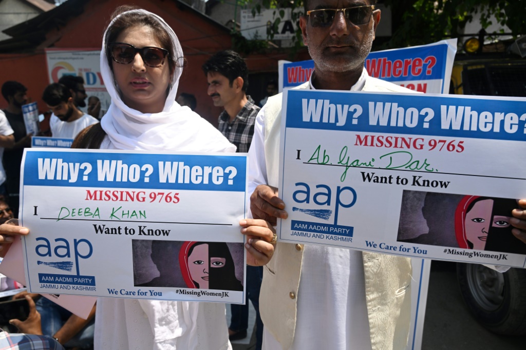ناشطون من حزب آم أدمي يتظاهرون في سريناغار في 3 اب/اغسطس للتنديد بتزايد عدد النساء المفقودات في جامو كشمير من 2019 الى 2021 (ا ف ب)
