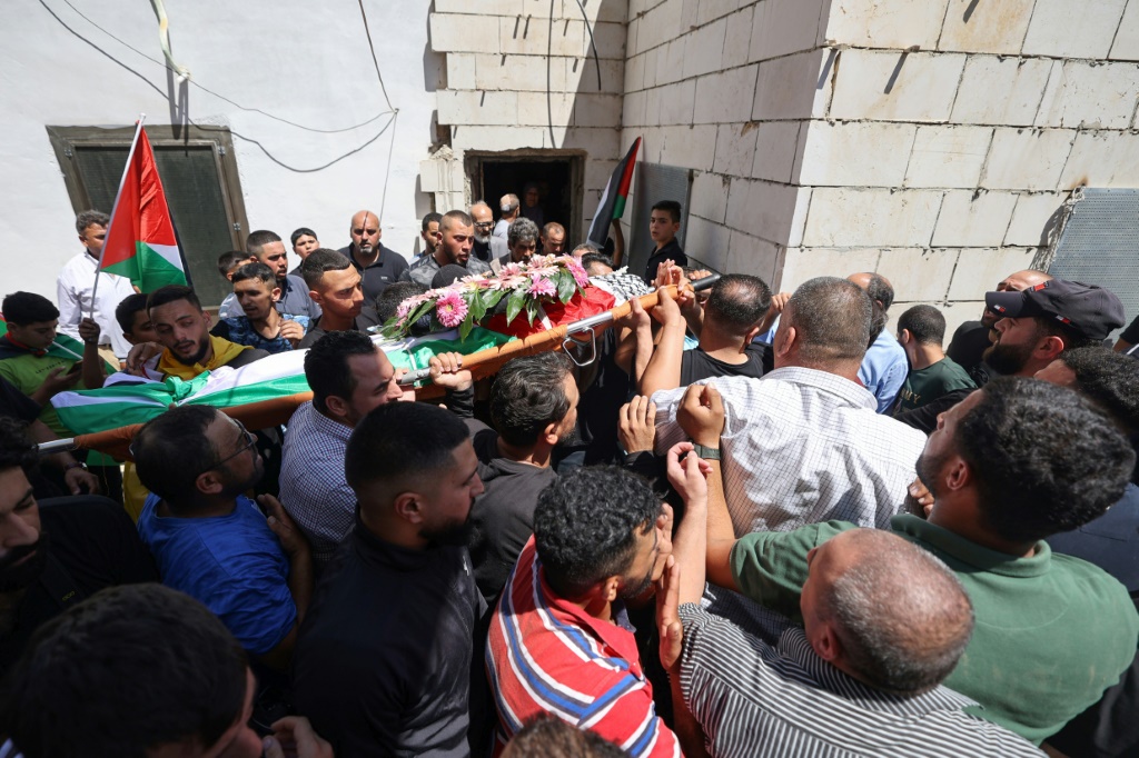 مشيعون يحملون جثمان قصي جمال معطان 19 عاما خلال جنازته في قرية برقة المحتلة بالضفة الغربية (ا ف ب)  &nbsp;