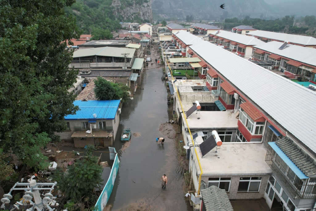 صورة من الجو لقرية غمرتها المياه بعد الفيضانات الناجمة عن الامطار الغزيرة في بكين في 3 آب/اغسطس 2023 (ا ف ب)