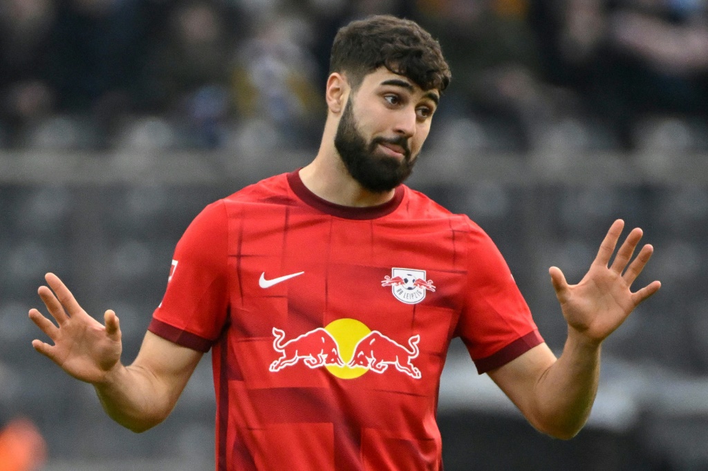 المدافع الكرواتي يوشكو غفارديول في قميص لايبزيغ خلال مباراة فريقه أمام هرتا برلين في الدوري الالماني في برلين في 8 نيسان/أبريل 2023 (ا ف ب)