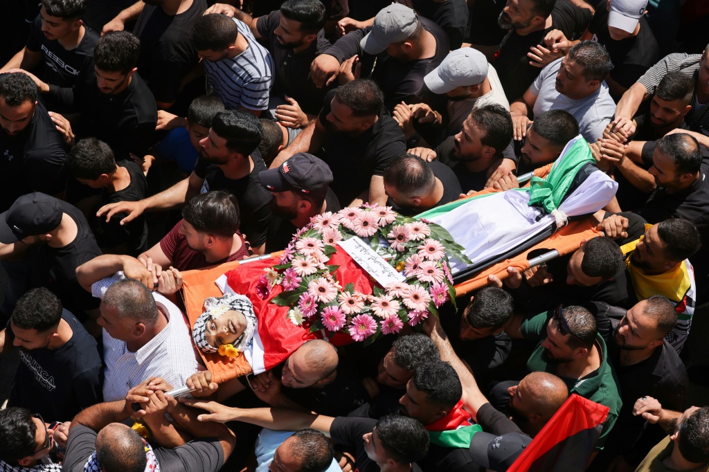مشيعون يحملون جثمان قصي جمال معطان البالغ من العمر 19 عامًا في قرية برقة شمال الضفة الغربية المحتلة في 5 آب/أغسطس 2023. قالت وزارة الصحة الفلسطينية إن معطان قُتل برصاص مستوطنين (ا ف ب)