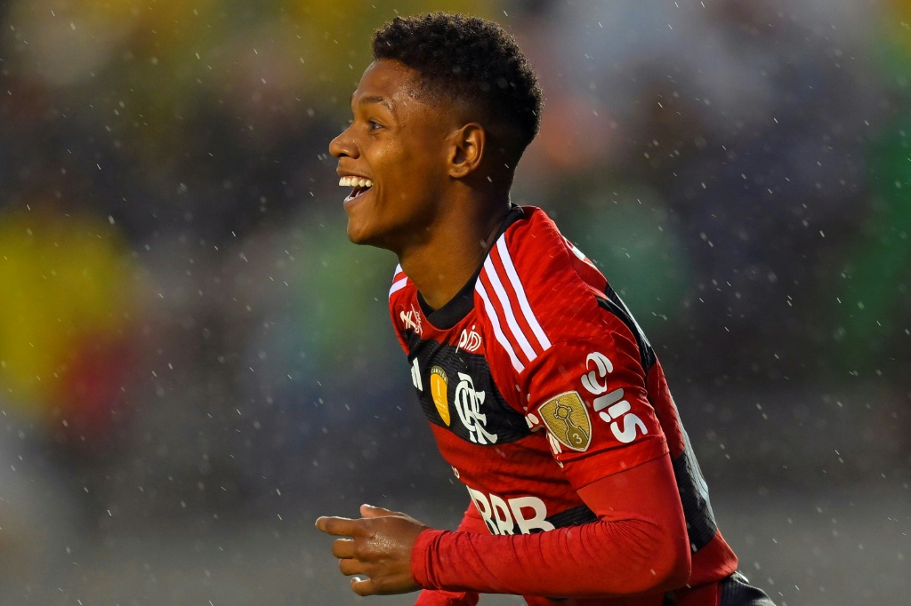 لاعب الوسط البرازيلي ماتيوس فرانكا يحتفل بالتسجيل لفلامنغو في مرمى اوكاس الإكوادوري في دور المجموعات لمسابقة كوبا ليبرتادوريس لكرة القدم. كيتو، في 5 نيسان/أبريل 2023 (ا ف ب)