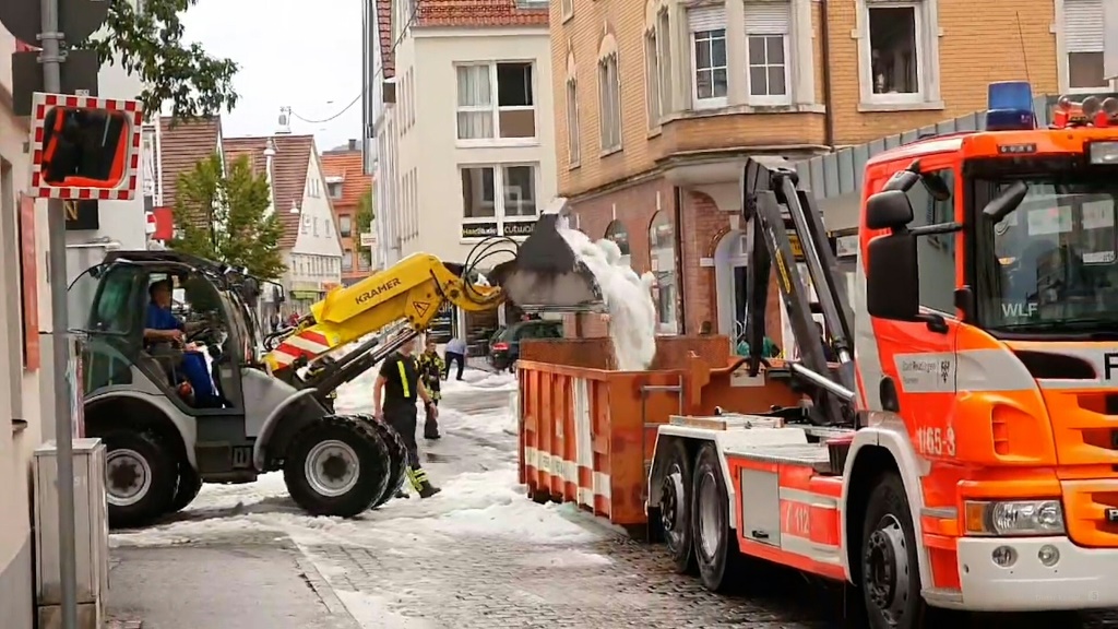 كاسحة ثلجية تلتقط البَرَد في شوارع ريوتلنجن ، جنوب ألمانيا ، في 4 أغسطس 2023 (ا ف ب)