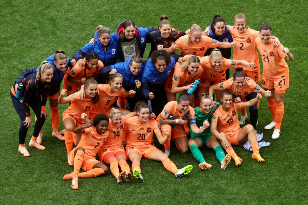 فرحة لاعبات منتخب هولندا بعد الفوز على جنوب إفريقيا والتأهل إلى الدور ربع النهائي لكأس العالم للسيدات في كرة القدم المقامة في نيوزيلندا وأستراليا في سيدني في 6 آب/أغسطس 2023 (ا ف ب)