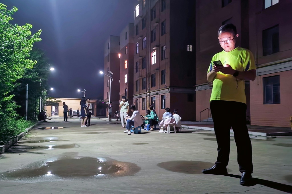 تجمع الناس في أحد شوارع لياوتشنغ بمقاطعة شاندونغ بشرق الصين بعد زلزال بقوة 5.4 درجة على مقياس ريختر (أ ف ب)   