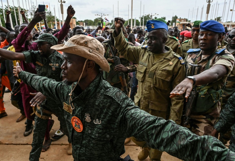 الجنرال أحمد عبد الرحمن عضو مجلس حماية الوطن أثناء وصوله إلى ملعب الجنرال سيني كونتشي في نيامي عاصمة النيجر في 6أغسطس 2023 (أ ف ب)