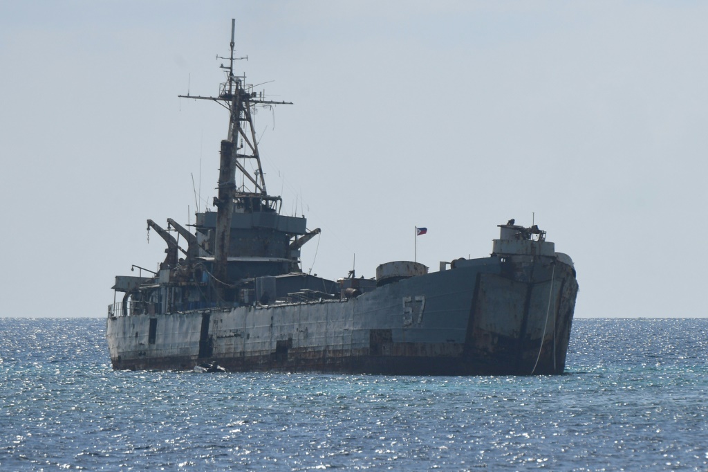     بدأت سفينة BRP Sierra Madre التي يبلغ ارتفاعها 100 متر (328 قدمًا) حياتها كسفينة إنزال للدبابات الأمريكية USS LST-821 ، والتي خدمت في الحرب العالمية الثانية (أ ف ب)   