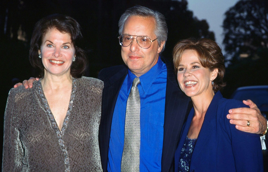 المخرج الأميركي وليام فريدكين متوسطاً زوجته شيري لانسينغ (يسار) والممثلة ليندا بلير في لوس أنجليس في التاسع من حزيران/يونيو 1999 (ا ف ب)