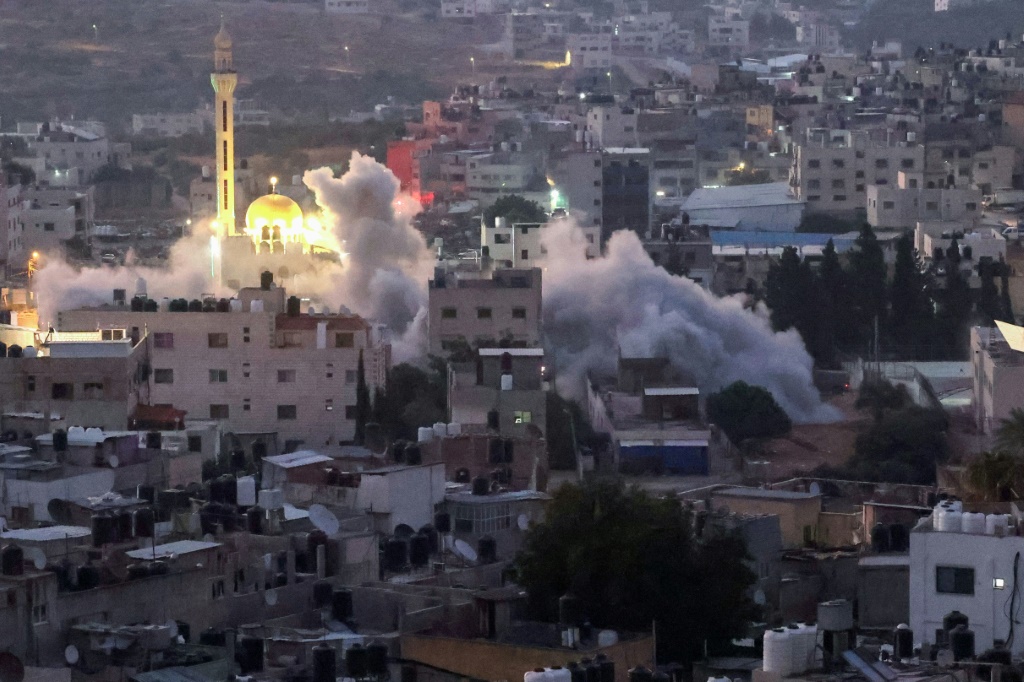 الدخان يتصاعد اثناء تفجير منزل فلسطيني في شرق نابلس بالضفة الغربية المحتلة في 8 آب/اغسطس 2023 (ا ف ب)