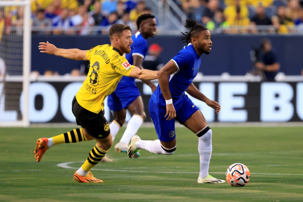مهاجم تشلسي الفرنسي كريستوفر نكونكو (بالازرق) في لقطة له خلال مباراة فريقه الودية ضد بوروسيا دورتموند الالماني. الثاني من اب/اغسطس 2023 (ا ف ب)