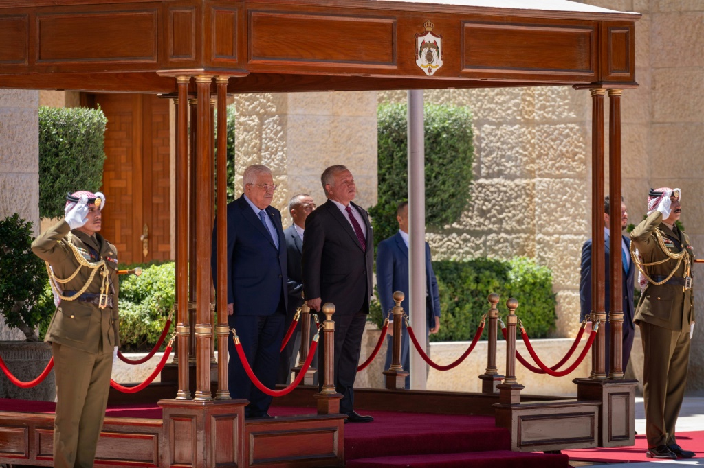     العاهل الاردني عبدالله الثاني مستقبلا الرئيس الفلسطيني محمود عباس في عمان في الثامن من آب/اغسطس 2023 (أ ف ب)   