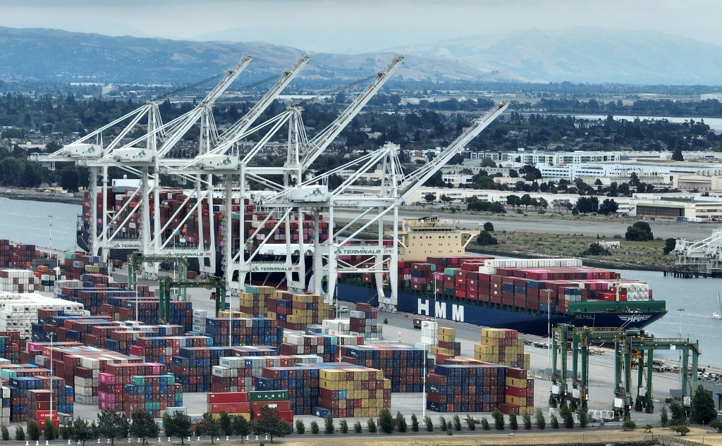     أظهرت بيانات وزارة التجارة أن الفجوة التجارية الأمريكية ضاقت بشكل طفيف في يونيو بسبب انخفاض أكبر في الواردات من الصادرات (أ ف ب)   