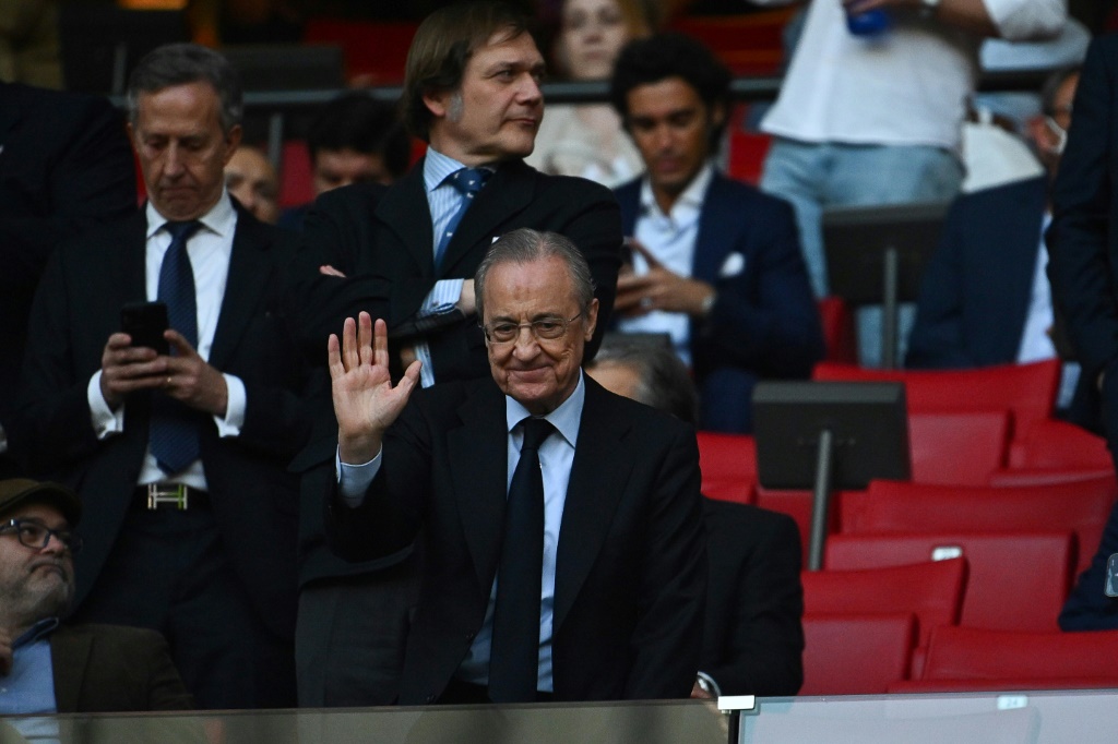 رئيس نادي ريال مدريد فلورنتينو بيريس حيي الجمهور خلال مباراة فريقه ضد جاره اتلتيكو مدريد في الدوري الاسباني. 8 ايار/مايو 2022 (ا ف ب)