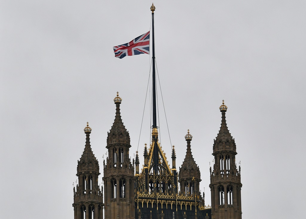 علم بريطانيا على قمة مبنى في لندن (ا ف ب)