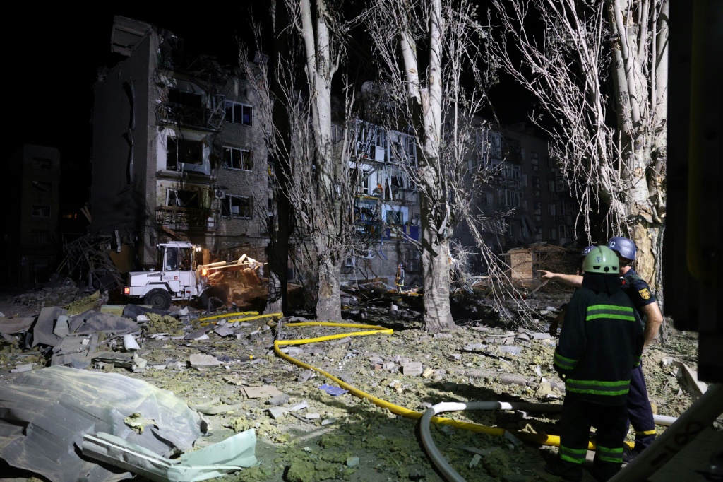 عمال الانقاذ يؤدون عملهم قرب مبنى لحقت به أضرار كبيرة جراء ضربة روسية في بوكروفسك في أوكرانيا في الثامن من آب/اغسطس 2023 (ا ف ب)