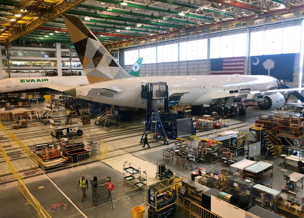 طائرة "بوينغ 787 دريملاينر" في مصنع الشركة الأميركية في نورث تشارلستون بولاية كارولاينا الجنوبية في 30 أيار/مايو 2023 (ا ف ب)